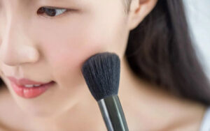 Cách đánh phấn má hồng cho mặt tròn